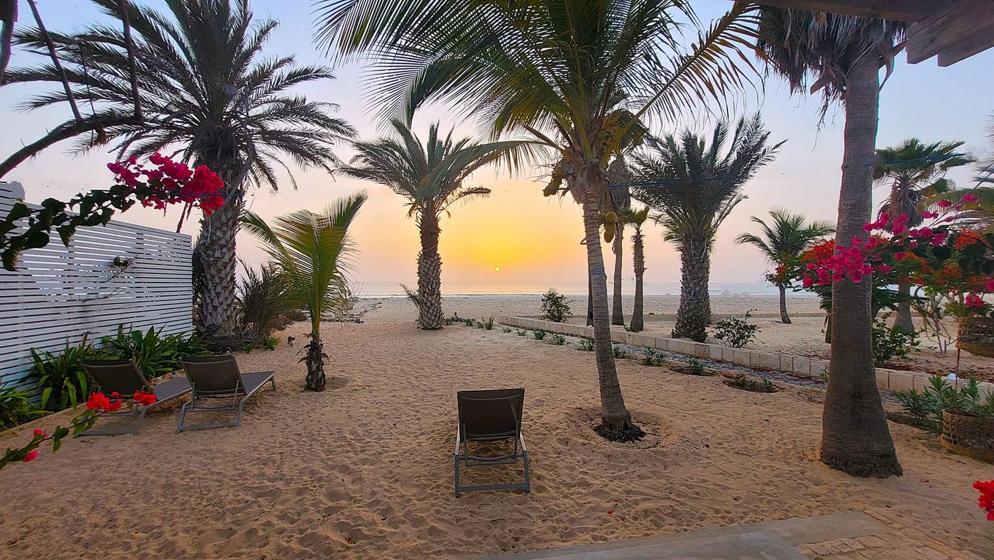 Gemütliche Sitzecke im Strandhaus Boa Vista mit Blick auf den Sonnenuntergang